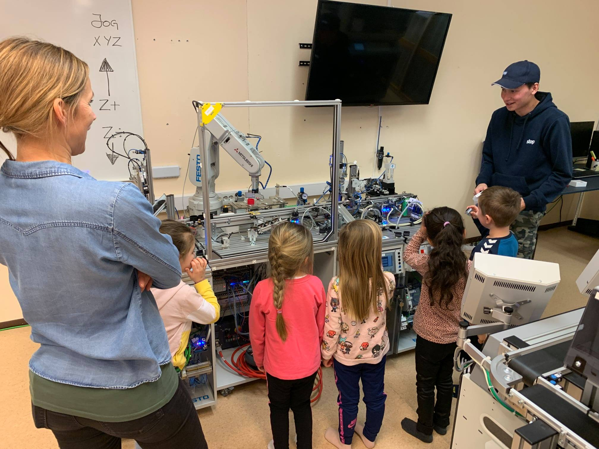 Nysgjerrige barn på forskningsfabrikk